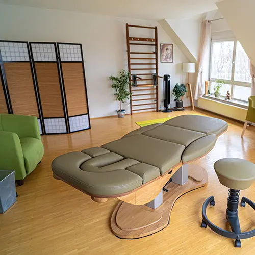 Behandlungsraum f&uuml;r Osteopathie in der Praxis Vita Neumarkt